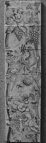 Fragment van  pilaartje (12 tegels) met druiventrossen, bloemen, engeltjes en papegaai