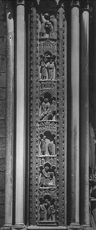 Zuidfacade, linker voorhal, pijler, reliëfs: martelaren