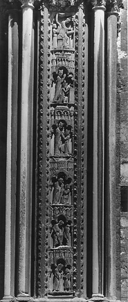 Zuidfacade, linker voorhal, pijler, reliëfs: belijders