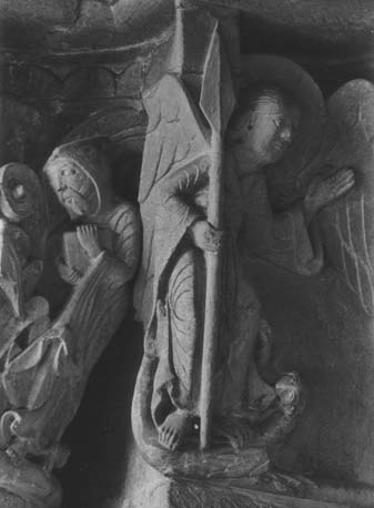 Kapiteel, detail: engel met speer