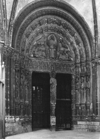 Westfacade, portaal; in timpaan: Christus zittend, in mandorla, omgeven door de symbolen van de vier evangelisten ('Majestas Domini')