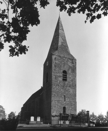 Kerk met toren vanuit het westen