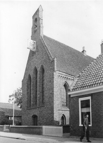 Kerk in straat, vanuit het zuidwesten