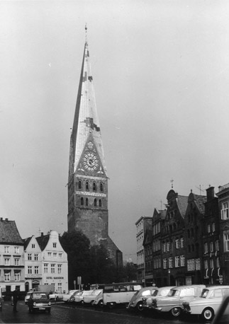 Zicht op kerktoren gezien vanuit de markt (het westen)