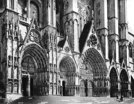 Westfacade, de vijf portalen vanuit het noordwesten