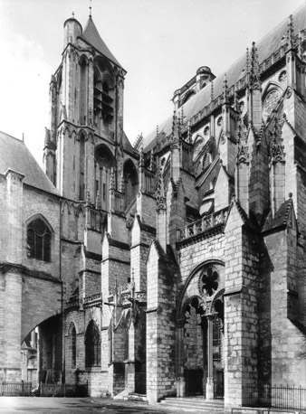 Zicht op (deel van) zuidzijde van kerk en zuidelijke toren