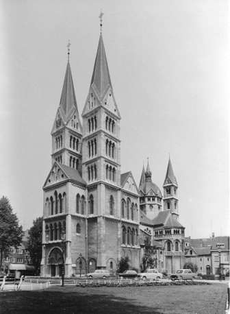 Zicht op kerk vanuit het zuidwesten