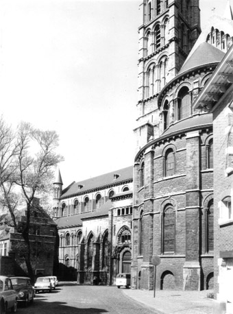 Zicht op twee kerken; rechts: apsis en toren