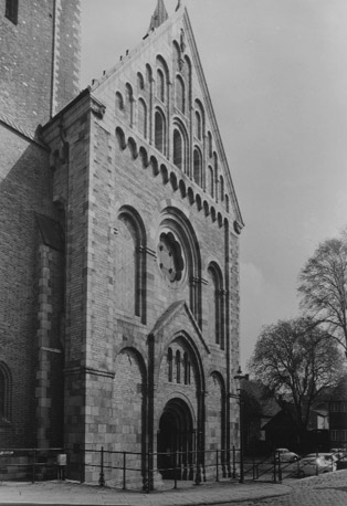 Kerk, facade met portaal