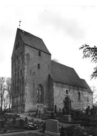 Zicht op kerk vanuit het zuidwesten; op de voorgrond: begraafplaats