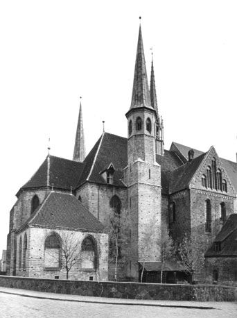 Kerk, koor en transept, vanuit het noordoosten