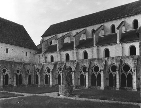 Kloosterhof en kloostergang (aan zuidelijke zijbeuk van kerk) vanuit het zuiden