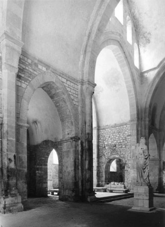 Abdijkerk, gedeelte van viering en koor vanuit noordwesten, met zicht op achter-kant van beeld van Maagd Maria (rechts)