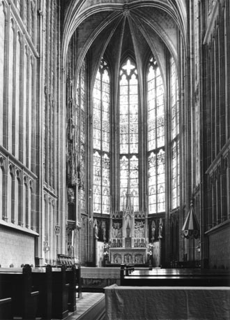 Koor vanuit het westen, links: sacramentshuis, rechts: conopeum