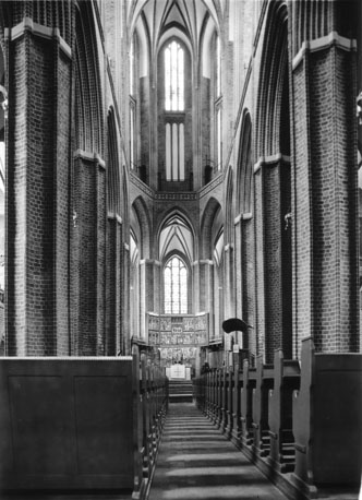 Kerk, middenschip, zicht op altaar en retabel