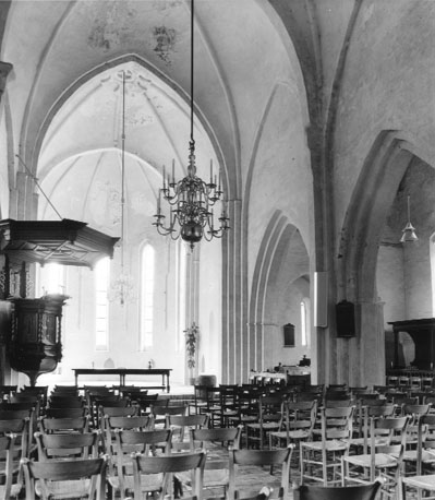 Kerk, middenschip met zicht op apsis; links: preekstoel