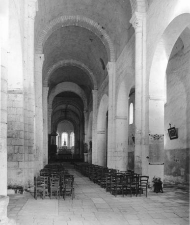 Kerk, middenschip, vanuit het westen