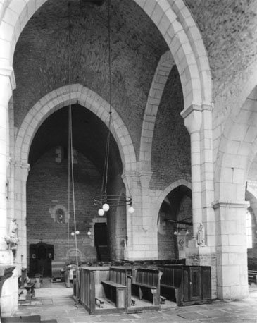 Kerk, zicht dwars door middenschip