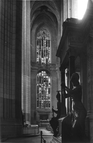 Kerk, transept: (graf) monument met twee vrouwenfiguren