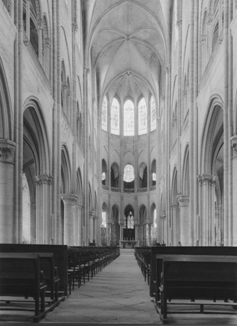 Kerk, middenschip en koor, vanuit het westen