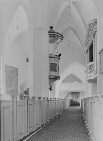 Kerk, gesloten kerkbanken en preekstoel