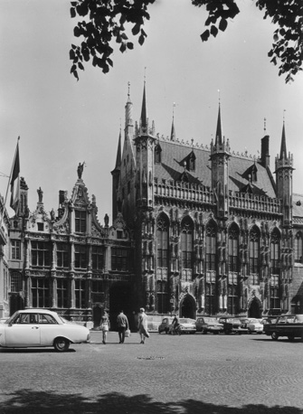 Zicht op het stadhuis en de voormalige griffie