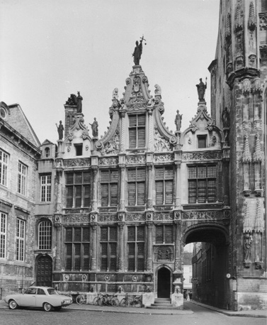 Zicht op de facade van de voormalige Griffie (links van het stadhuis)