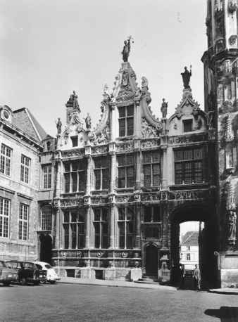 Zicht op de facade van de voormalige Griffie (links van het stadhuis)