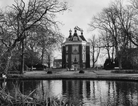Huis vanuit de Amstel gezien