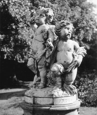 Tuin, twee putti op een sokkel