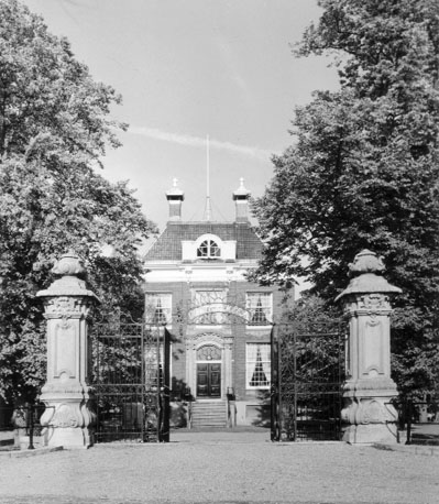 Voorzijde en toegangspoort