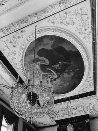 Interieur, plafond met schildering en decoratief stucwerk