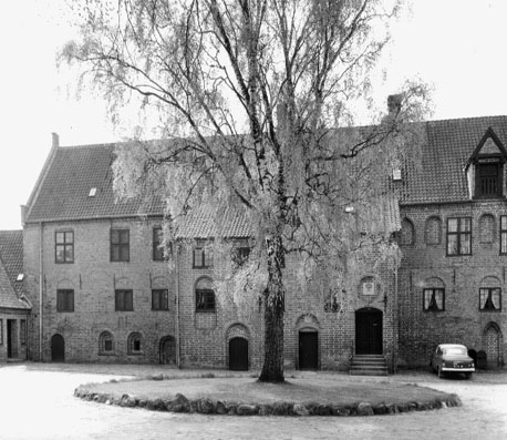 Binnenplaats (van een kasteel?)