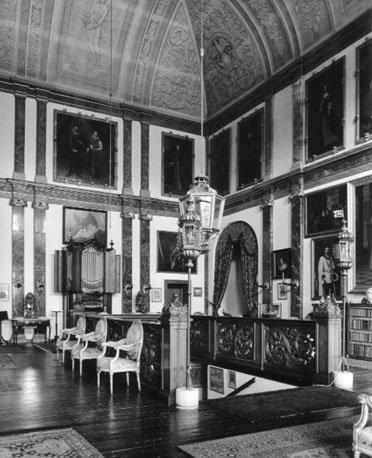 Historisch interieur: hal met trapgat