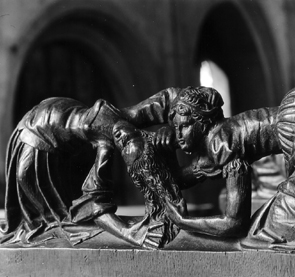 Koorbanken, ornamentele sculptuur: twee vechtende vrouwen, de een trekt aan het haar van de ander.