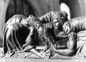 Koorbanken, ornamentele sculptuur: twee vechtende vrouwen, de een trekt aan het haar van de ander.