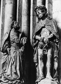 Grafmonument van Pierre Bury. De overledene draagt alledaagse kleding en knielt naast Christus, die is weergegeven als Ecce Homo. Er staat een derde man achter Bury.