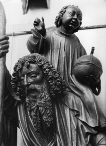 Staande Chistoffer, leunend op een boomtak, met het Christuskind op zijn linkerschouder. Christus heeft een globe in zijn linkerhand en maakt een zegenend gebaar met de rechterhand.