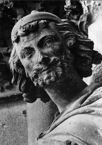 Detail van deurstijlfiguur, centrale ingang: Jozef.