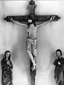Koor, achter het hoofdaltaar: Christus aan het kruis met Maria en Jozef aan weerszijden van het kruis.