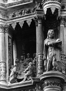 Sacramentstoren, detail: (links) Laatste Avondmaal; Beeld van de evangelist St. Johannes met boek en arend