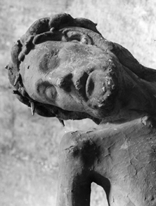 Pieta. De dode Christus met doornenkroon ligt in de schoot van Maria. Detail: hoofd van Christus