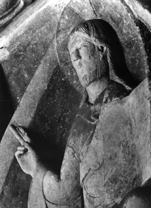 Timpaan: Tronende Christus, een spreekgebaar makend en met een boek in de hand. Detail