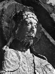 Timpaan, 'Maiestas Domini', Christus in mandorla gezeten, vergezeld door de symbolen van de vier Evangelisten. Detail: hoofd van Christus