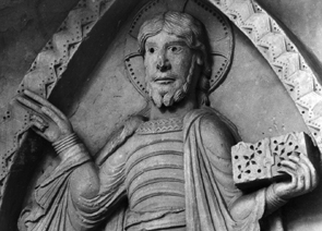 Zuidelijke facade/portaal, timpaan: de Transfiguratie: Mozes en Elia verschijnen aan weerskanten van Christus. Detail: hoofd van Christus