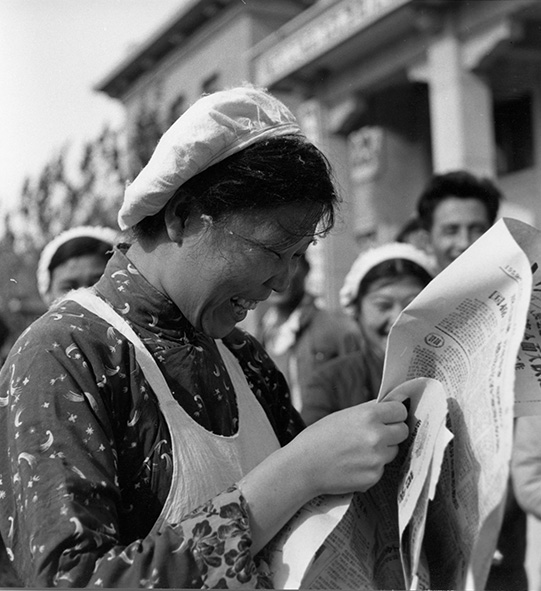 Vrouw leest krant in de pauze van werk