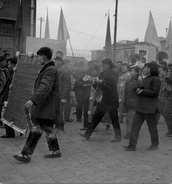 Demonstratie van arbeiders tijdens fabrieksfeest