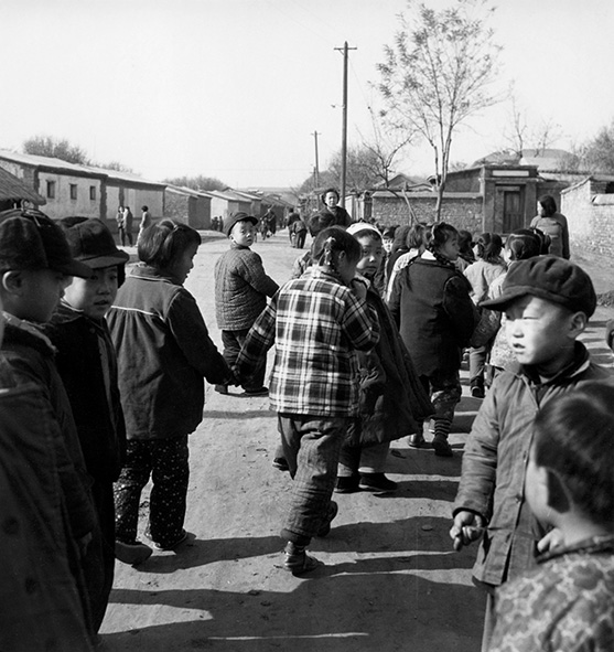  Kindertjes op weg naar school