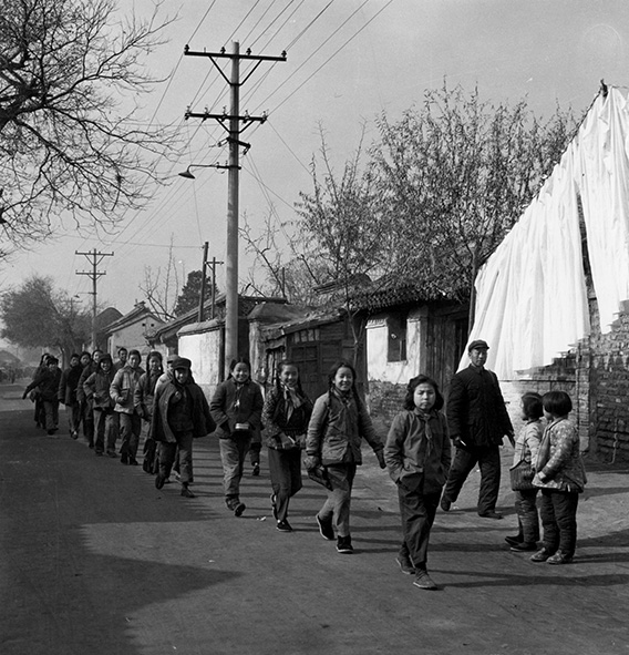 Kinderen op weg naar school