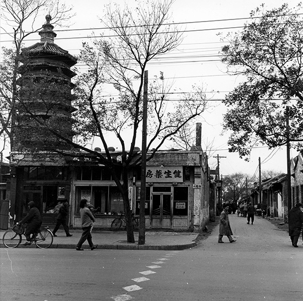 Straatbeeld met pagode